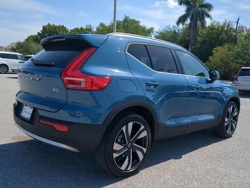 2025 Volvo XC40 B5 Plus Bright Theme