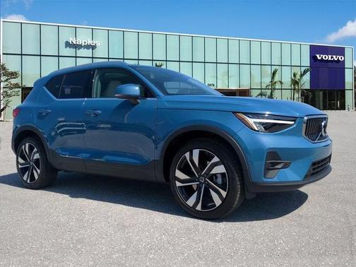 2025 Volvo XC40 B5 Plus Bright Theme