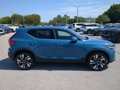 2025 Volvo XC40 B5 Plus Bright Theme