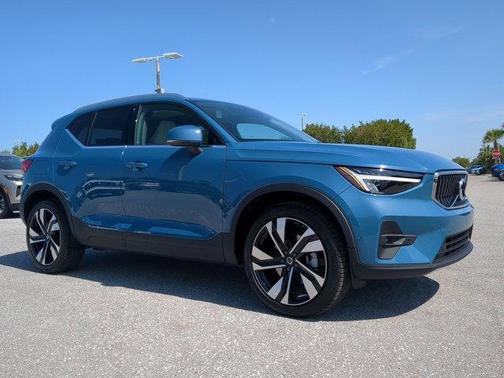 2025 Volvo XC40 B5 Plus Bright Theme