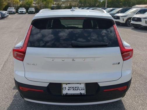 2025 Volvo XC40 B5 Core Bright Theme