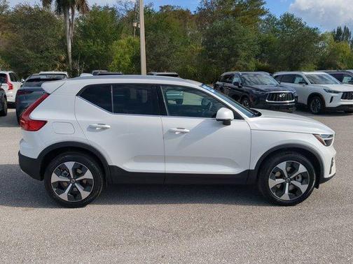 2025 Volvo XC40 B5 Core Bright Theme