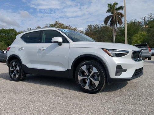 2025 Volvo XC40 B5 Core Bright Theme