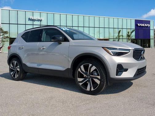 2025 Volvo XC40 B5 Ultra Dark Theme