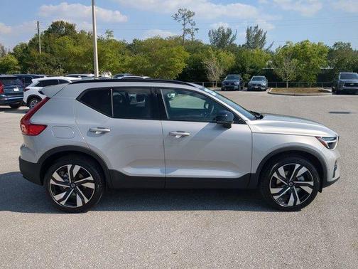 2025 Volvo XC40 B5 Ultra Dark Theme