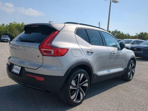 2025 Volvo XC40 B5 Ultra Dark Theme