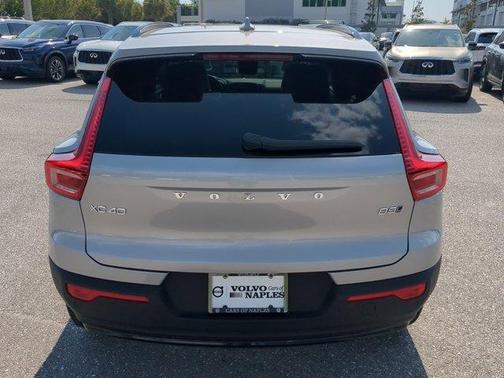 2025 Volvo XC40 B5 Ultra Dark Theme