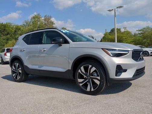 2025 Volvo XC40 B5 Ultra Dark Theme