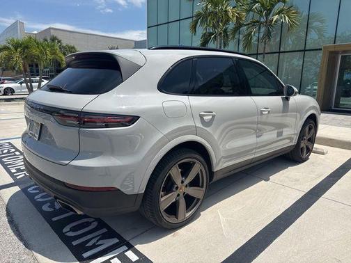 Chalk 2021 Porsche Cayenne Base