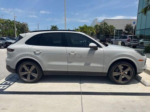 Chalk 2021 Porsche Cayenne Base