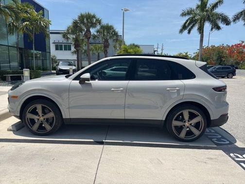 Chalk 2021 Porsche Cayenne Base