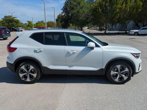 Crystal White Pearl 2025 Volvo XC40 B5 Core Bright Theme