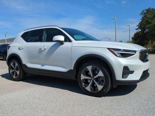 Crystal White Pearl 2025 Volvo XC40 B5 Core Bright Theme