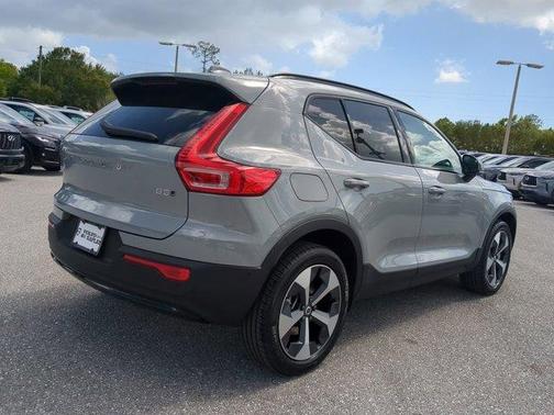 2025 Volvo XC40 B5 Plus Dark Theme