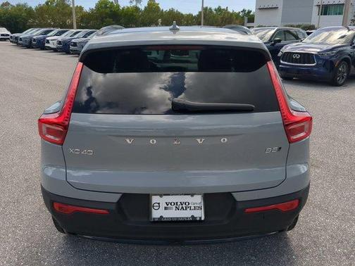 2025 Volvo XC40 B5 Plus Dark Theme