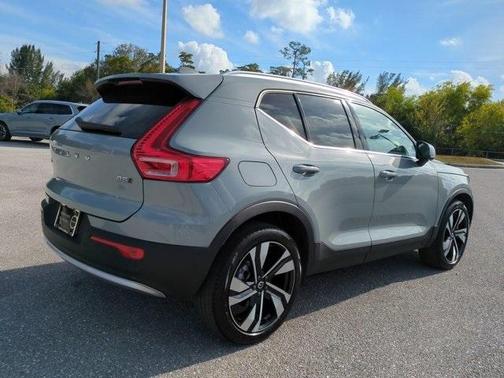2024 Volvo XC40 B5 Plus Bright Theme
