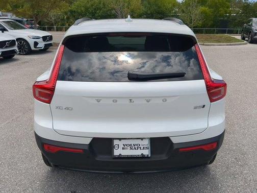 2025 Volvo XC40 B5 Ultra Dark Theme