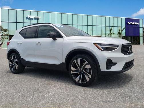 2025 Volvo XC40 B5 Ultra Dark Theme