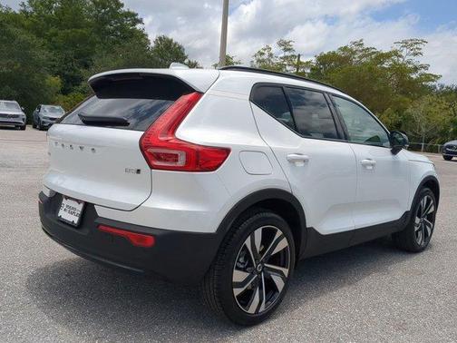 2025 Volvo XC40 B5 Ultra Dark Theme