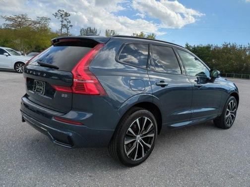 2023 Volvo XC60 B5 Plus Dark Theme