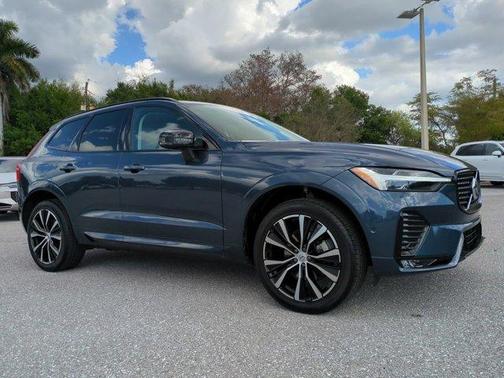 2023 Volvo XC60 B5 Plus Dark Theme