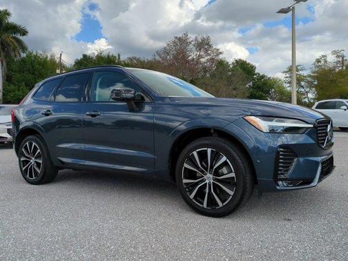 2023 Volvo XC60 B5 Plus Dark Theme