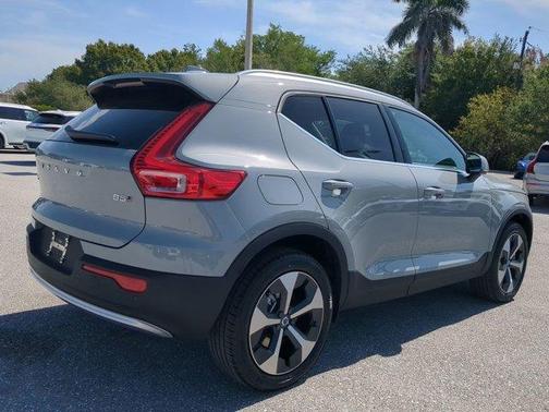 2025 Volvo XC40 B5 Core Bright Theme