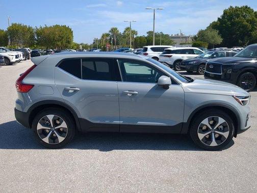 2025 Volvo XC40 B5 Core Bright Theme