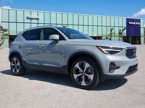 2025 Volvo XC40 B5 Core Bright Theme