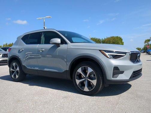 2025 Volvo XC40 B5 Core Bright Theme