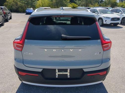 2025 Volvo XC40 B5 Core Bright Theme