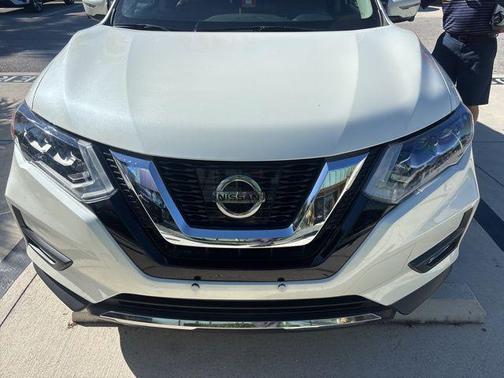 White 2017 Nissan Rogue SL