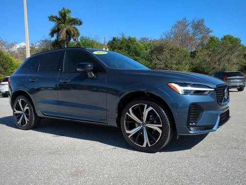 2023 Volvo XC60 B5 Ultimate Dark Theme