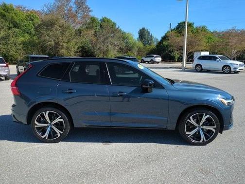 2023 Volvo XC60 B5 Ultimate Dark Theme