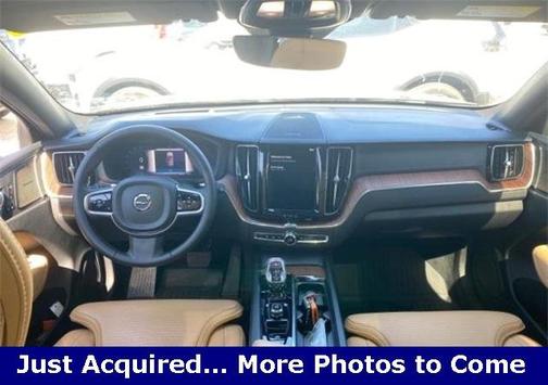 2023 Volvo XC60 B5 Ultimate Dark Theme