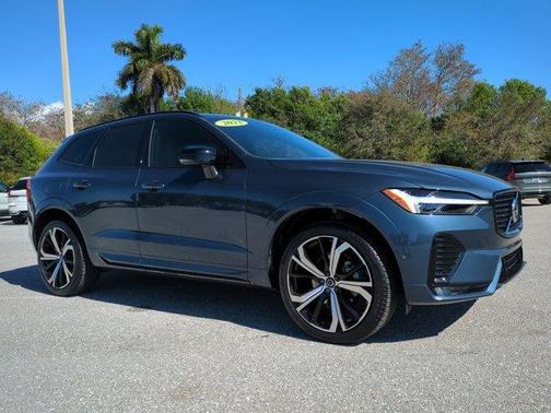 2023 Volvo XC60 B5 Ultimate Dark Theme