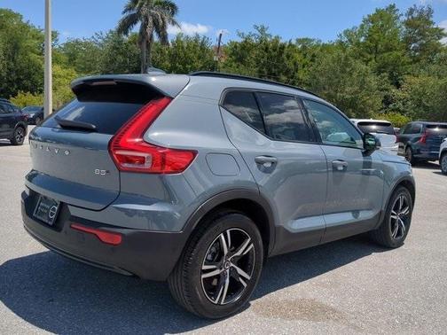 2023 Volvo XC40 B5 Plus Dark Theme