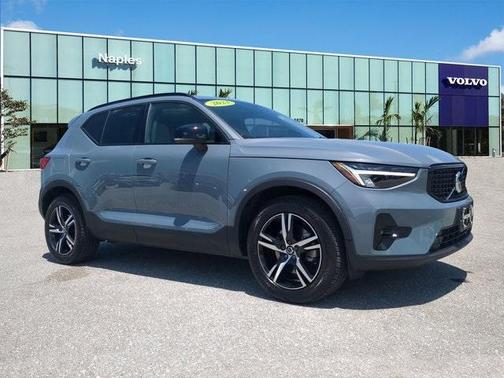 2023 Volvo XC40 B5 Plus Dark Theme