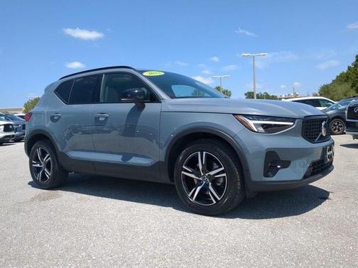 2023 Volvo XC40 B5 Plus Dark Theme