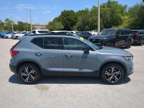 2023 Volvo XC40 B5 Plus Dark Theme