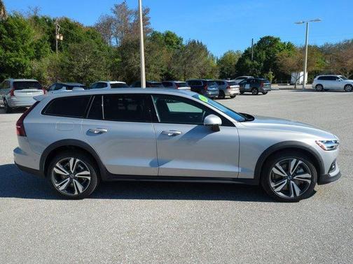 2025 Volvo V60 Cross Country B5 Plus
