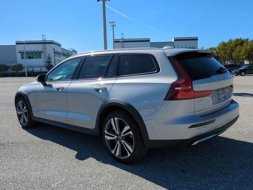 2025 Volvo V60 Cross Country B5 Plus