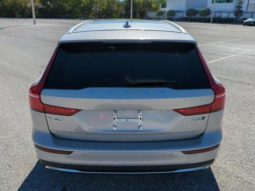 2025 Volvo V60 Cross Country B5 Plus