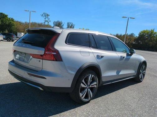 2025 Volvo V60 Cross Country B5 Plus