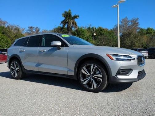 2025 Volvo V60 Cross Country B5 Plus