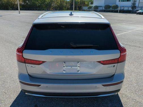 2025 Volvo V60 Cross Country B5 Plus