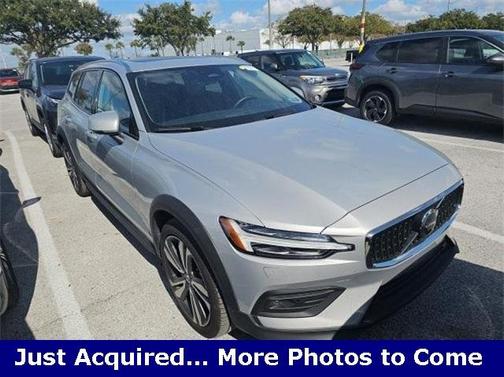 2025 Volvo V60 Cross Country B5 Plus