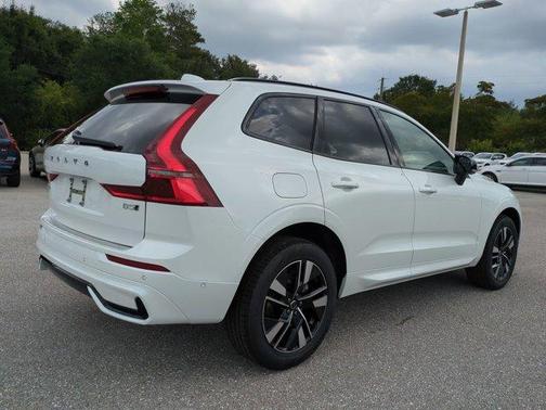 Crystal White Metallic 2026 Volvo XC60 B5 Plus
