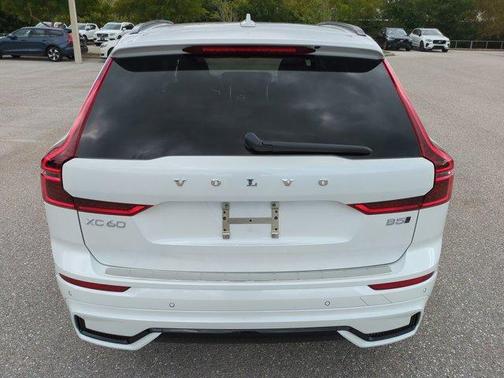 Crystal White Metallic 2026 Volvo XC60 B5 Plus