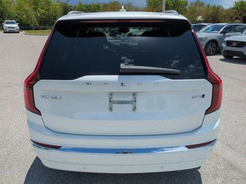 Crystal White Pearl 2026 Volvo XC90 B5 Core